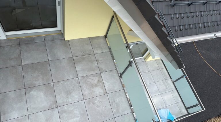 Verlegte Gartenplatten auf einem Balkon – LFV BAU